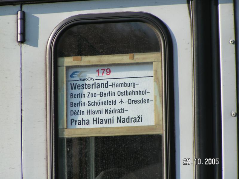 Zuglaufschild des EC 179 Westerland-Prag am 28.10.2005 im Bahnhof von Niebll.