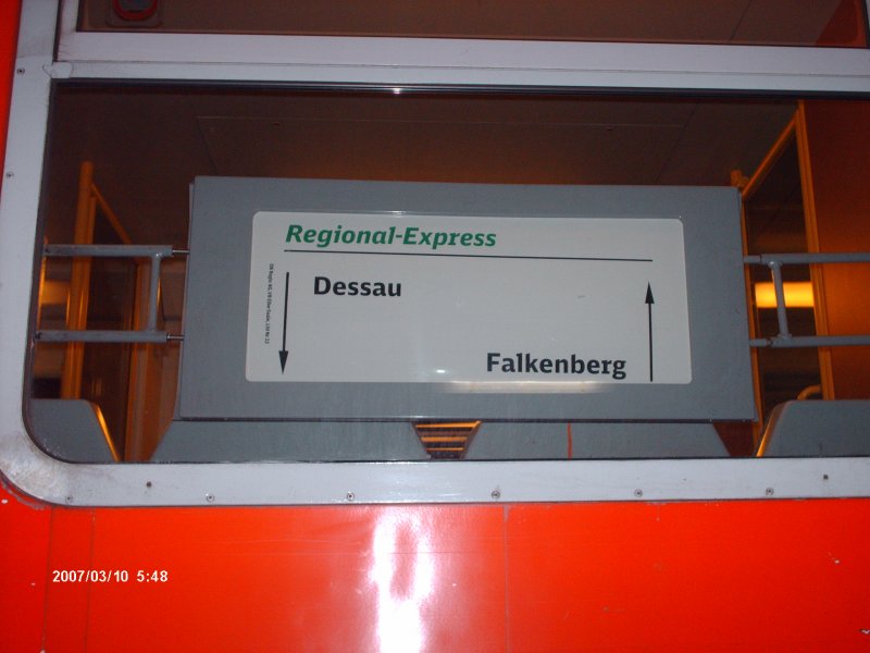 Zuglaufschild des ersten RE nach Falkenberg.