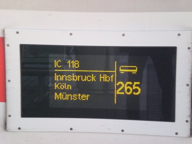 Zuglaufschild des IC 118 an einem Deutschen IC-Wagen in Innsbruck Hbf.
3.11.2008