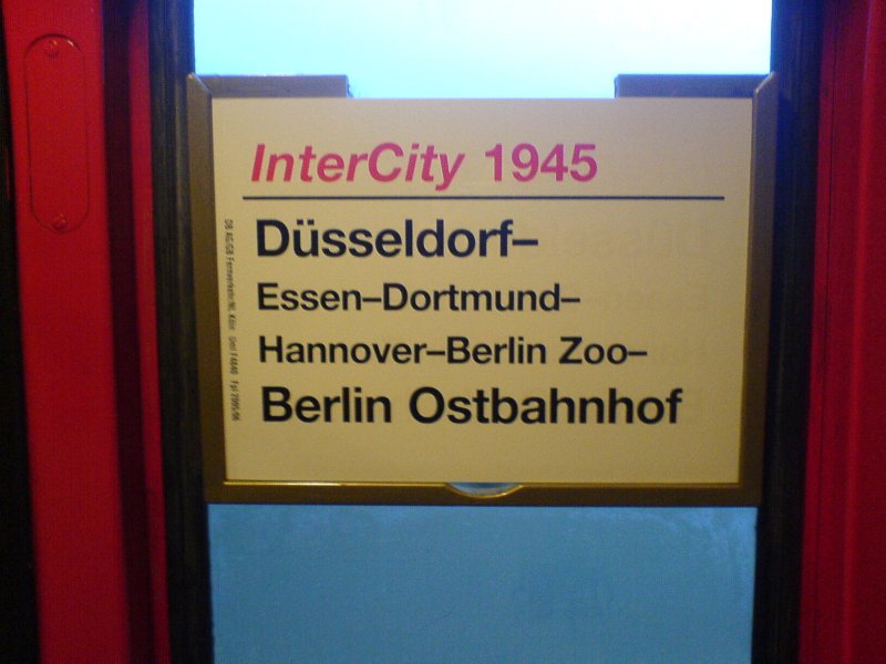 Zuglaufschild des IC 1945 von D�sseldorf Hbf nach Berlin Ostbahnhof. Das Zuglaufschild stimmt heute schon nicht mehr, denn seitdem es den neuen Berliner Hauptbahnhof gibt, h�lt der IC 1945 nicht menr am Bahnhof Zoo. Aufgenommen am 24.11.2006 im IC 1945 zwischen Dortmund Hbf und Hamm(Westf.)