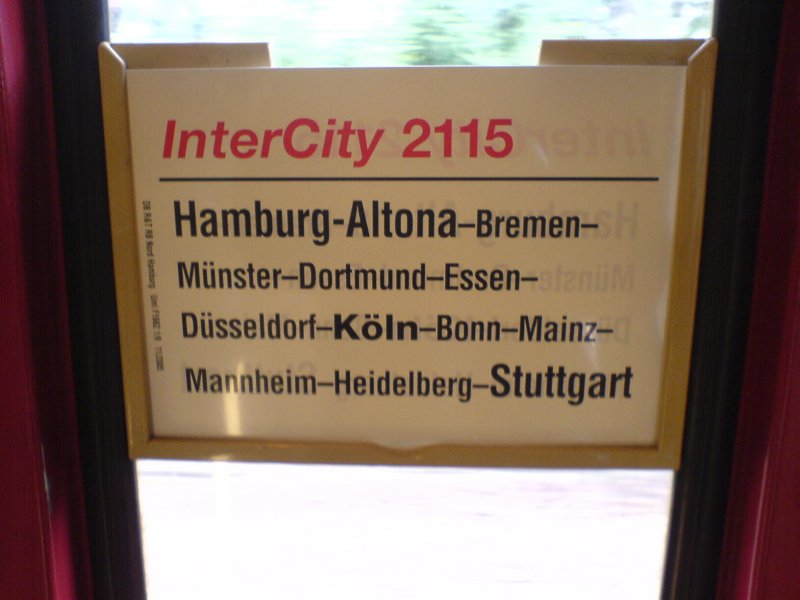 Zuglaufschild des IC 2115 von Hamburg-Altona nach Stuttgart Hbf. Aufgenommen am 27.09.2006 im Zug zwischen Duisburg Hbf und Dsseldorf Hbf.