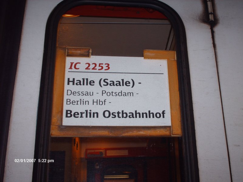 Zuglaufschild des InterCity 2253 von Halle(Saale)Hauptbahnhof nach Berlin Ostbahnhof ber Dessau, Potsdam, Berlin Hauptbahnhof.(aufgenommen am 01.02.2007 in Bitterfeld)