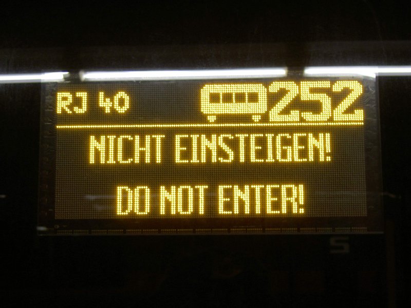 Zuglaufschild eines Railjet mit Endstation Wien Westbahnhof am spten Abend. Kaum stillgestanden schaltete das Display auf die abgebildete Anzeige um. Entstanden am 30. Mai 2009.