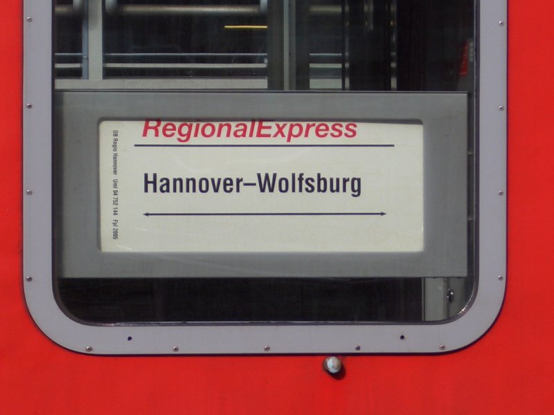 Zuglaufschild eines Regionalexpresses von Hannover Hbf ber Lehrte und Gifhorn nach Wolfsburg.
