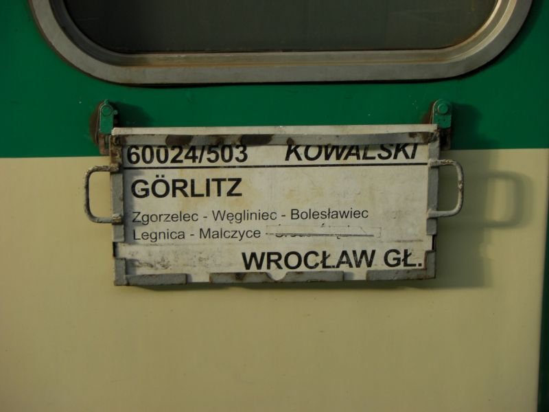 Zuglaufschild GRLITZ - WROCLAW GL. mit berklebtem Bahnhof  Sroda Slaska  am 08.08.2008