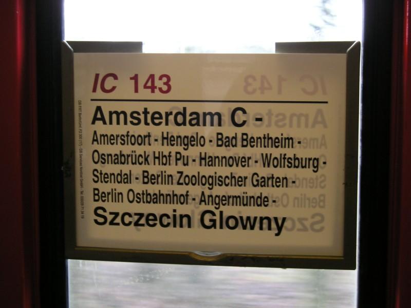 Zuglaufschild von IC 143. Dieser Zuglauf existiert erst seit dem letzten Fahrplanwechsel. Vor dem 12.12.2004 fuhr IC 143 nach Leipzig. Ein Glck dass ich dieses Foto noch machen konnte, denn die alten Zuglaufschilder werden immer fter durch elektronische Zuganzeiger ersetzt. 