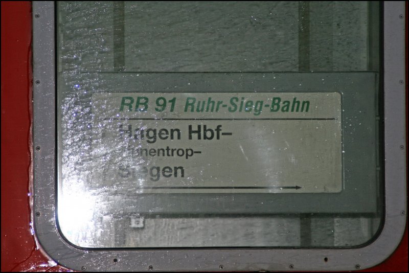 Zuglaufschild der RB91  Ruhr-Sieg-Bahn  von Hagen Hbf - Finnentrop nach Siegen. Hier aufgenommen an der RB 39160 nach Hagen in Plettenberg am 29.09.07. Ab dem Fahrplanwechsel gehren  leider  solche Schilder der Vergangenheit an....
Ich finde die Aufnahme hat was..