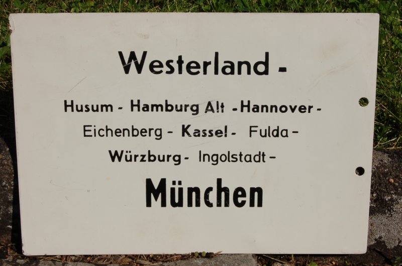 Zuglaufschild Westerland - Mnchen ( das Schild ist noch aus Blech und ist 27 Jahre alt, ich durfte immer mit diesem Zug jeden Sonntag von Treuchtlingen bis Ingolstadt mitfahren zur BW 4.Inst/220)