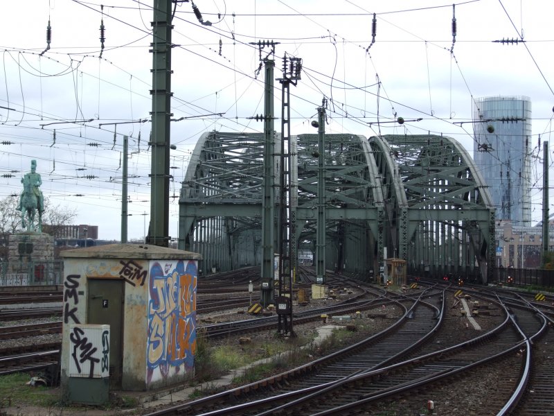 ZUgleer und eine kleine Entlastung. Die Hohenzollernbrcke zwischen  Kln Hbf  und  Kln Messe/Deutz . Links am Bildrand zu sehen ist das Kaiser-Wilhelm-Denkmal.