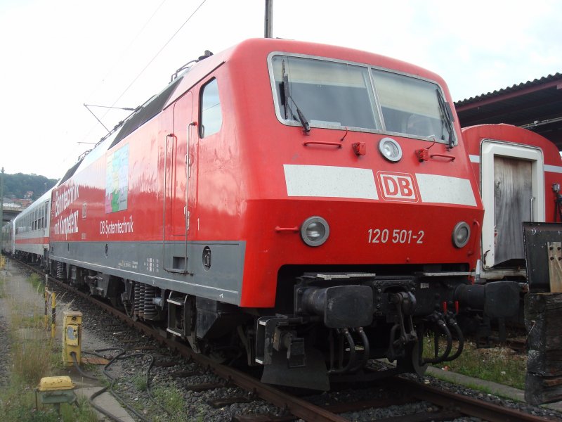 Zuglok 120 501 mit Messzug und dem neuen Siemens Desiro ML abgestellt in Ulm Hbf am 14 Juli 2008