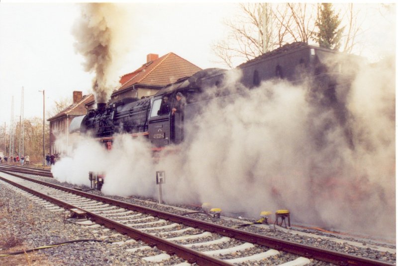 Zuglok 41 1231-4 des Rodelblitz bei der Ausfahrt aus Arnstadt am 14. Februar 2004