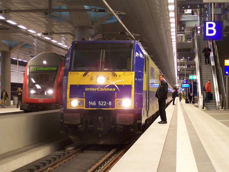Zuglok des Interconnex mit der Zugnummer 80005 ist die alteingesessene 146 522. Der Zug wird als Interconnex 80006 zurck nach Leipzig fahren.
(04. Januar 2007 - 20:58 Uhr)