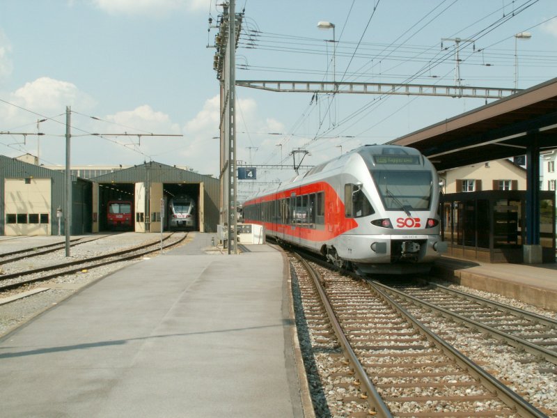 Zugsausfahrt aus Samstagern/ZH in Richtung Wdenswil,links das Depot und die Werksttten der SOB.22.04.09