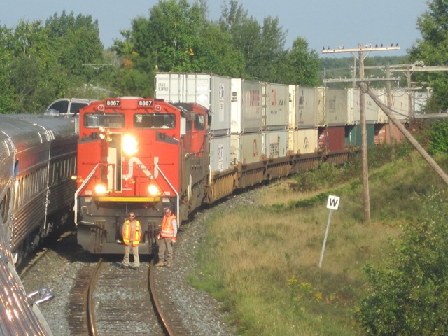 Zugsbegegnung des  The Canadian  mit einem CN-G�terzug im Bahnhof Gogama