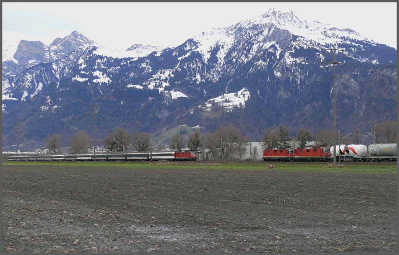 Zugsbegegnung mit drei Re 4/4 II vor dem Falknis und Vilan bei Landquart. (21.11.2007)