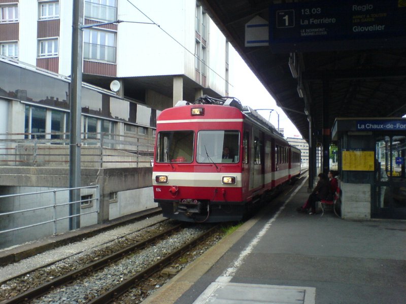Zugseinfahrt in La Chaux de Fonds. Der BDe 4/4 614 mit einem Regionalzug.