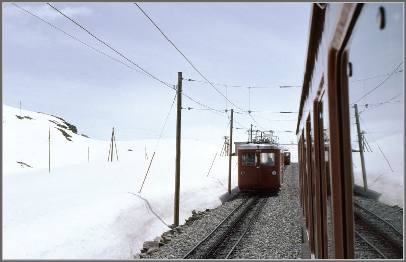 Zugskreuzung auf einem der langen Doppelspurabschnitte unterhalb vom Gornergrat. (Archiv 05/77)