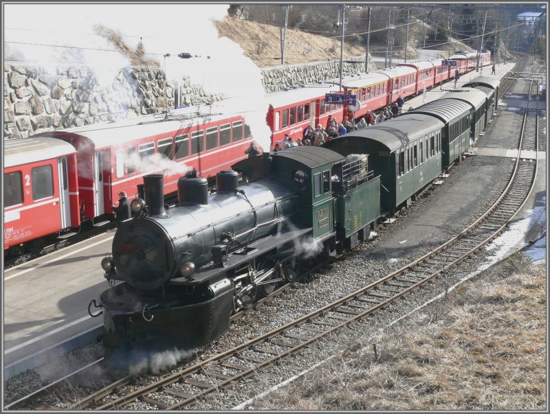 Zugskreuzung mit RE1129 in Tiefencastel. (20.02.2008)