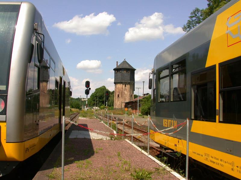 Zugskreuzung in Nebra an der Burgenlandbahn. (24.06.2002)