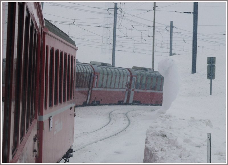 ZUgskreuzung im tiefverschneiten Bernina Lagalp. (17.02.2009)