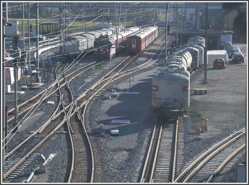 Zugskreuzungen finden zweimal pro Stunde in Untervaz statt. Da neben Landquart in Untervaz am meisten Gter umgeschlagen werden, wird der Bahnhof ausgebaut und ein Doppelspurabschnitt Richtung Chur gebaut. Der neue Aussenperron ganz links wartet noch auf den Anschluss. Dabei werden wohl auch die beiden Kreuzungen verschwinden. Whrend es sich bei der hinteren Kreuzung um einen normalen Englnder handelt, verdient die Vordere doch etwas mehr Beachtung, handelt es sich doch eigentlich um vier Einzelweichen, die sich da gewissermassen in die Quere kommen. (09.02.2007)