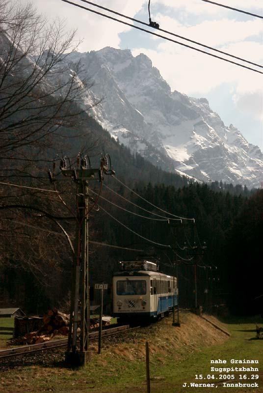 Zugspitzbahn-Garnitur mit Zugspitze, vor Grainau. 15. April 2005