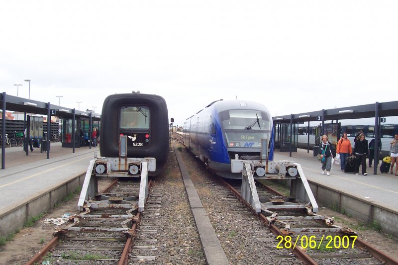 Zugtreffen am 28.06.2007 in Frederikshavn: Links ein IC3 der DSB kurz nach der Ankunft aus Kopenhagen, rechts ein Siemens Desiro der Nordjyske Jernbaner (NJ) zur Abfahrt nach Skagen.