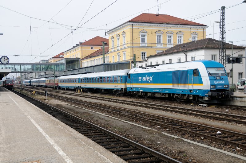 Zugtrennung in Regensburg: Da die Zugkraft und die Energieversorgung der 223 des ALEX nicht ausreicht, den von M�nchen kommenden Zug weiterzutransportieren, zieht der bis Regensburg f�hrende ALEX-Taurus einen Wagen vom Zug ab. (14.03.09).