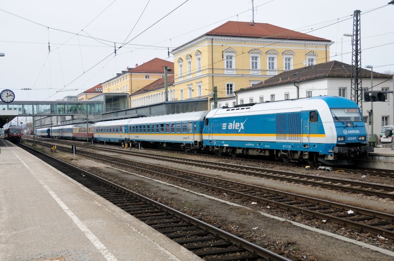 Zugtrennung in Regensburg: Da die Zugkraft und die Energieversorgung der 223 des ALEX nicht ausreicht, den von Mnchen kommenden Zug weiterzutransportieren, zieht der bis Regensburg fhrende ALEX-Taurus einen Wagen vom Zug ab. (14.03.09).