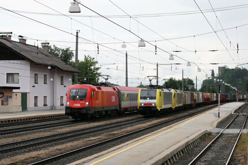 Zugberholung im Bahnhof Brixlegg: 1016 048 berholt 189 917 und 182 529 mit einem KLV Zug. Bahnbilder Treffen Wrgl/Brixlegg am 20.06.2009.