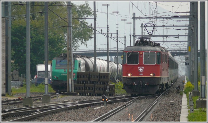 Zuguterletzt erreicht auch noch eine Schweizer Lok Re 4/4 II 11208 mit EC161 den Grenzbahnhof Buchs SG. (02.05.2009)