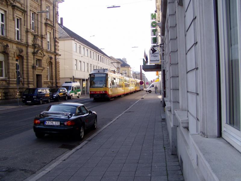 Zugverband in der Ettlinger Strae kurz nach der Haltestelle Marktplatz in Richtung Karlsruhe Hauptbahnhof. April 2005