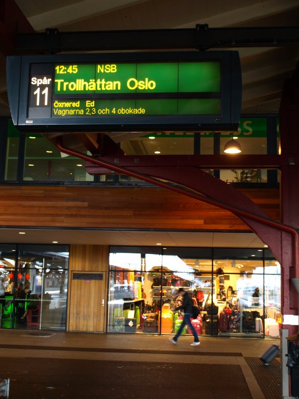 Zugzielanzeige im Bahnhof Gteborg am Gleis 11. Fotografiert am 12. Juni 2009.