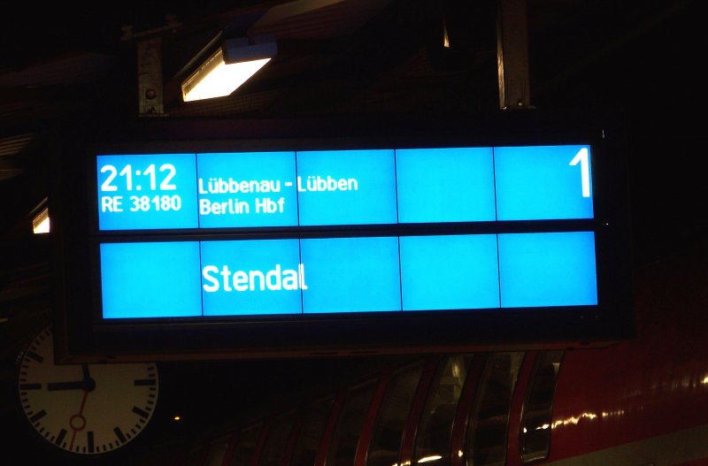 Zugzielanzeige im Cottbuser Hbf. Hier wird der vorlezte RE2 (38180) nach Stendal angekndigt. ber Lbbenau, Lbben und Berlin Hbf. Planmige Abfahrtszeit ist 21:12. Datum: 02.02.2009