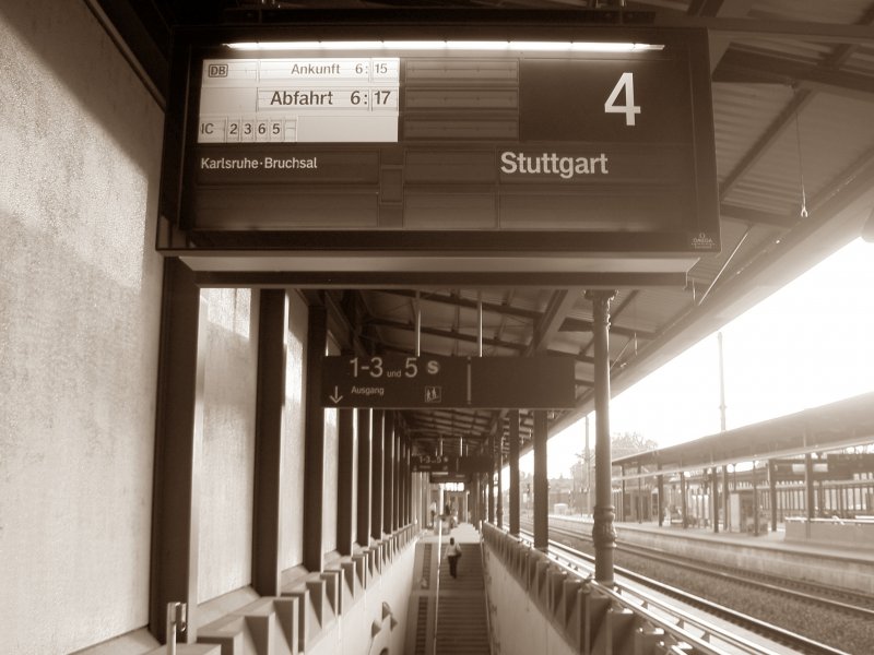 Zugzielanzeige des IC 2365 nach Stuttgart am frhen Morgen des 26. Mai 2009 um kurz nach 6 Uhr in Baden-Baden bei Sonnenaufgang ... in sepia.