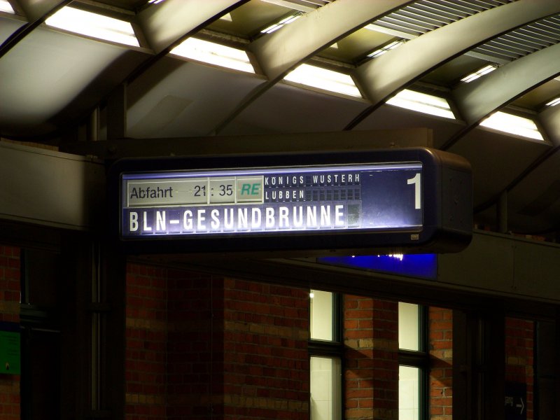 Zugzielanzeige im Lbbenauer Bahnhof. Hier wird der RE2 nach Berlin-Gesundbrunnen angekndikt. Auf Grund von Bauarbeiten fhrt nicht weiter anch Stendal.