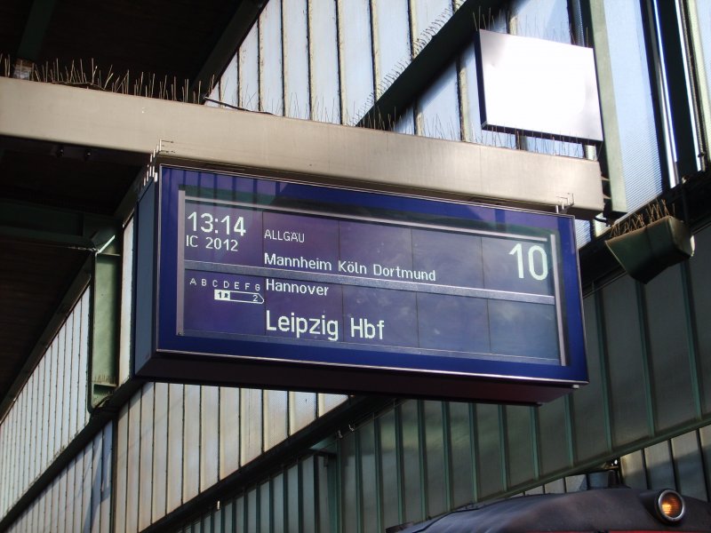 Zugzielanzeige in Stuttgart. Was mich gewundert hat, warum fuhr der Zug nicht ber Erfurt.