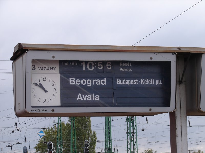 Zugzielanzeiger auf dem Bahnhof Hegyeshalom. Hier wird gerade der InterCity 345  Avala  nach Beograd/Belgrad geschildert. Aufgenommen am 20.10.2007