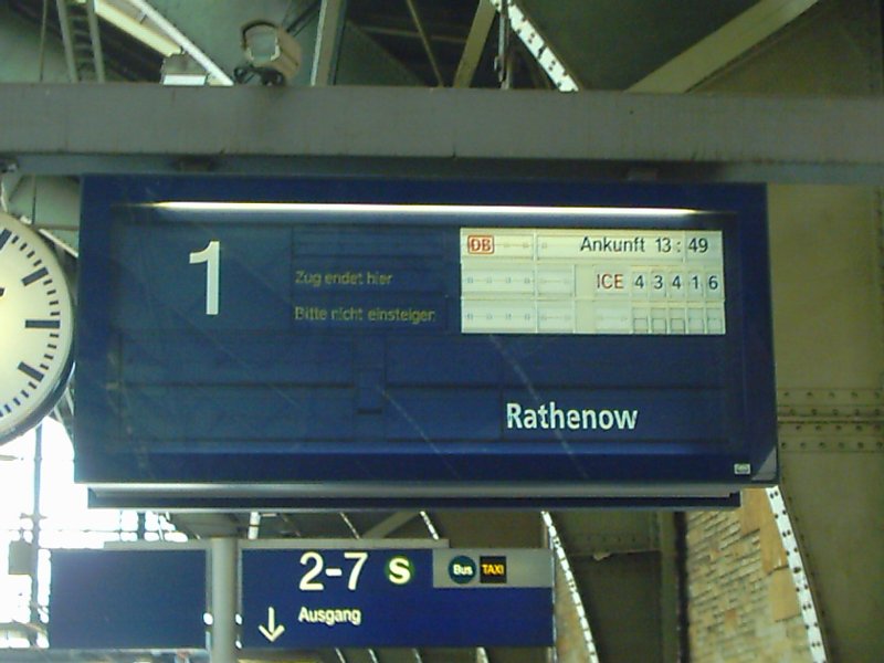 Zugzielanzeiger in Berlin Ostbahnhof vom Sonderzug ICE 43416 aus Rathenow. Der ICE der dort ankam wurde an dem Tag in Rathenow getauft.