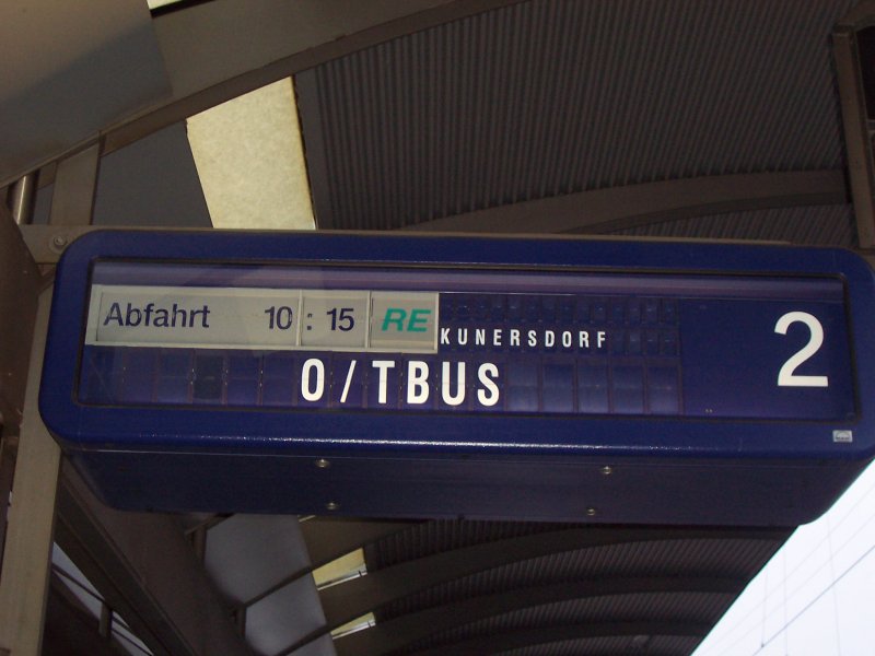 Zugzielanzeiger des Bahnhofes Lbbenau/Spreewald. Hier zu sehen der RE2 nach O/TBUS (kurz Cottbus) ber Kunersdorf.
