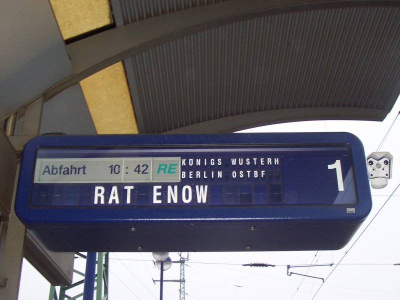 Zugzielanzeiger des Bahnhofes Lbbenau/Spreewald. Hier zu sehen der RE2 nach Rathenow ber Knigs Wusterhausen und Berlin Ostbahnhof.