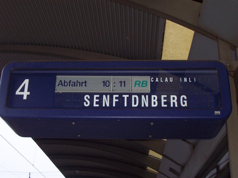 Zugzielanzeiger des Bahnhofes Lbbenau/Spreewald. Hier zu sehen die RB14 nach Senftenberg ber Calau(Nl).