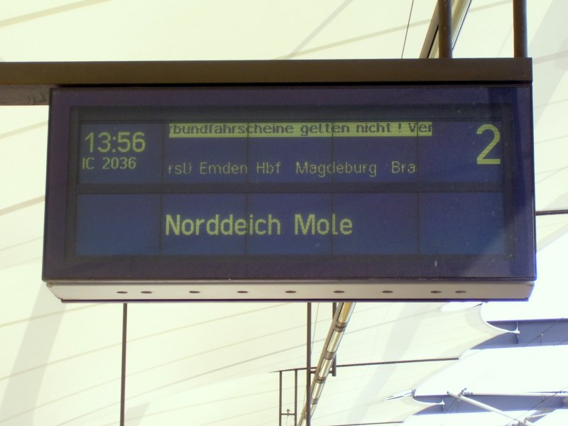 Zugzielanzeiger des IC 2036 von Leipzig Hbf nach Norddeich Mole am Flughafenbahnhof Halle/Leipzig; 27.08.2007