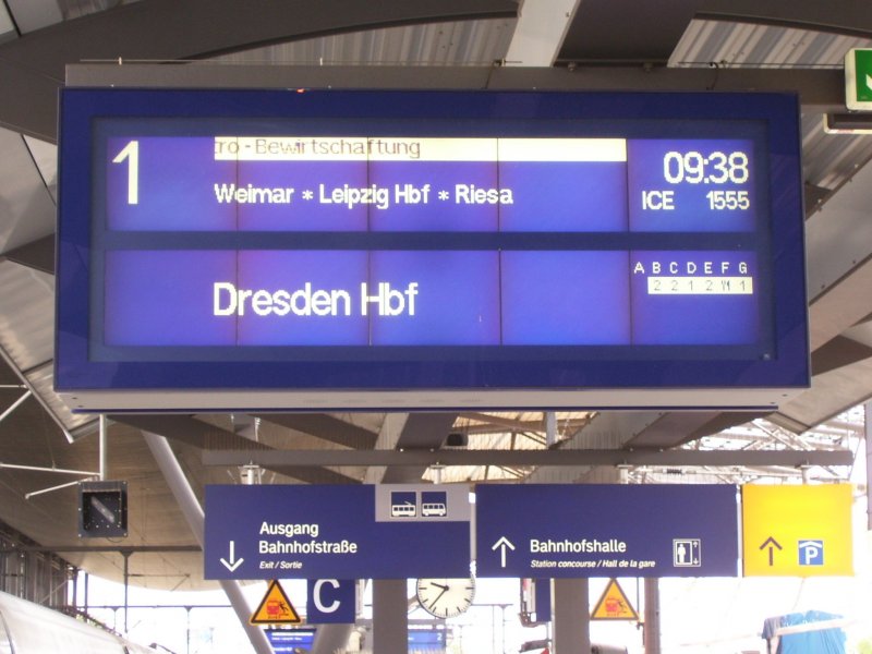Zugzielanzeiger des ICE 1555 von Frankfurt (Main) Hbf nach Dresden Hbf in Erfurt Hbf; 27.08.2007