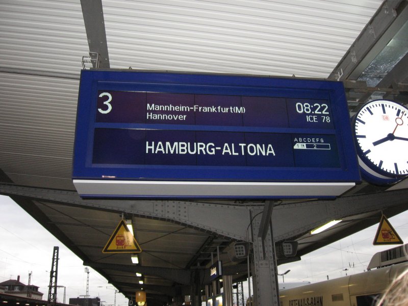 Zugzielanzeiger fr den ICE 78 nach Hamburg Altona in Offenburg am 8.3.07