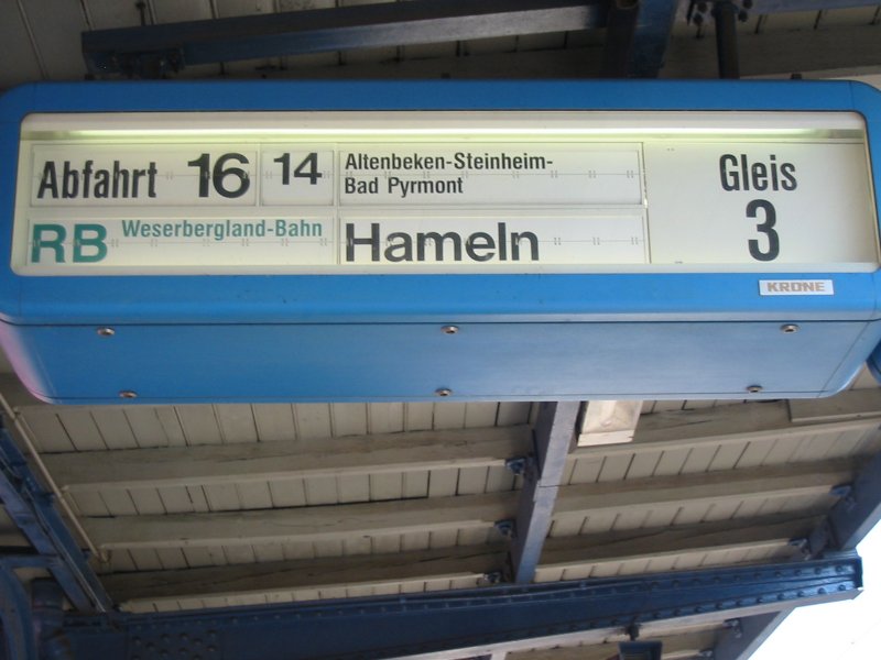 Zugzielanzeiger fr die RB83  Weserbergland-Bahn  nach Hameln, dieser Zug ist heute durch die S5 ersetzt worden und fhrt ber Hameln hinaus bis nach Hannover Flughafen. Aufgenommen am 16.04.2003.  