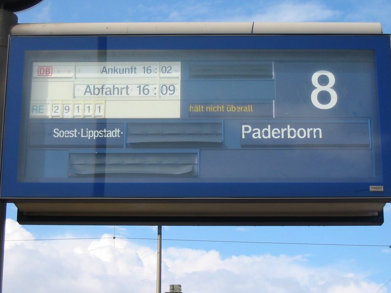 Zugzielanzeiger f�r den RE11  Rhein-Hellweg-Express  nach Paderborn in Hamm (Westf),  26. August 2004