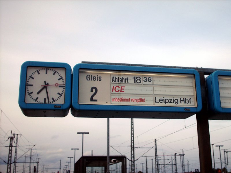 Zugzielanzeiger fr den unbestimmt Verspteten ICE 1617 nach Leipzig Hbf. Planmige Abfahrtszeit 18.36 Uhr.