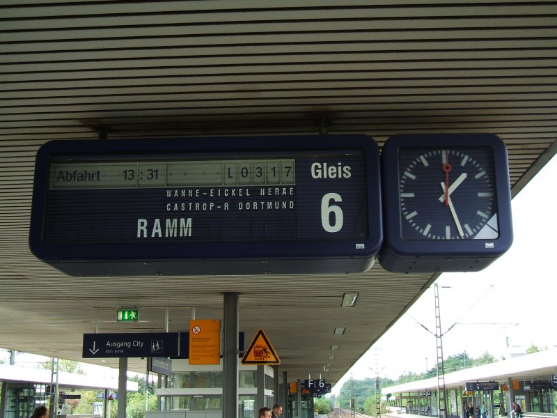 Zugzielanzeiger in Gelsenkirchen Hbf., fr  Rhein Emscher EX 
(RE 3)von Dsseldorf nach Hamm(Westfalen)mit kleinen Fehler.
(12.09.2007)
