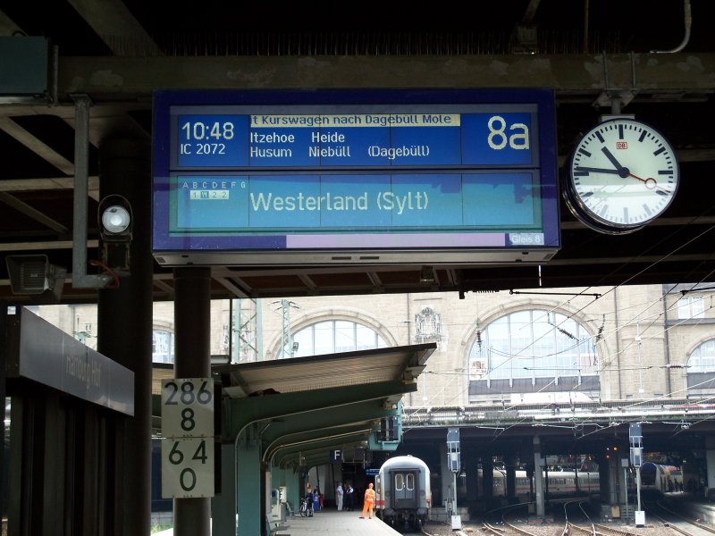 Zugzielanzeiger in Hamburg Hbf. IC wartet auf seine Dieselpower (2x 218) um nach Westerland fahren zu knnen. 
darunter ist der IC ohne Lok (Lokwechsel)
(26.7.2007)